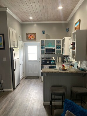 Frigorífico, microondas, horno y placa de cocina