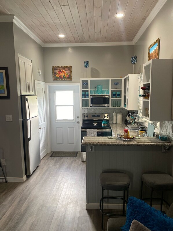 Fridge, microwave, oven, stovetop - Beautiful 1BR cottage in North Palmetto Point w/ A/C, Wi-Fi, washer & dryer (North Palmetto Point)