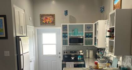 Beautiful 1BR cottage in North Palmetto Point w/ A/C, Wi-Fi, washer & dryer