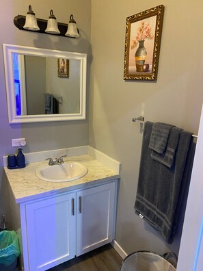 Toallas, jabón y papel higiénico