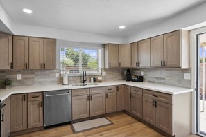 Coffee/tea maker, fridge, microwave, oven