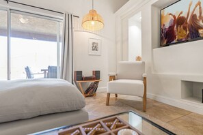 Escritorio, cuna de viaje, wifi y ropa de cama