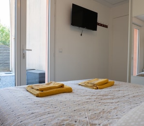 3 bedrooms, travel cot
