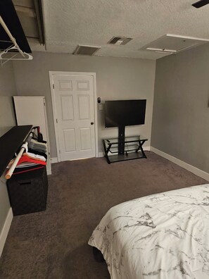 1 quarto, ferros/tábuas de passar roupa, berço de viagem