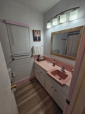 Sèche-cheveux, serviettes fournies, savon, shampoing