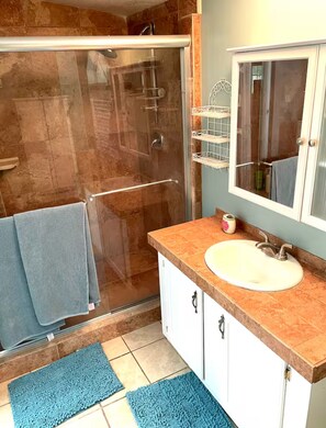 Douche, sèche-cheveux, serviettes fournies, savon