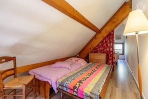 Tabla de planchar con plancha, wifi gratis y ropa de cama 
