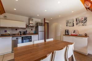 Réfrigérateur, four, plaque de cuisson, cafetière/bouilloire