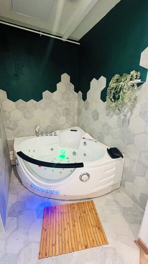 Een douche, een bubbelbad, handdoeken, zeep