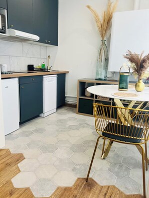 Een koelkast, een microgolfoven, een oven, een kookplaat