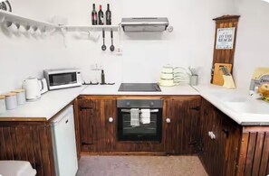 Frigorífico, microondas, horno y placa de cocina