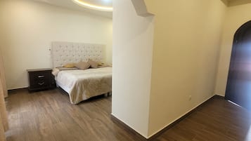 9 bedrooms, WiFi, bed sheets