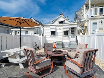 NEW 3-bdrm bungalow in cool Wildwood with WiFi, Walk to Beach/Boards, 2 Parking!