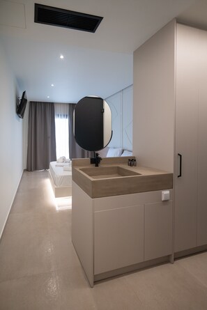 Deluxe double room-mountain view | 1 bedroom, Frette Italian sheets, premium bedding, minibar - Noema Hotel (Igoumenitsa)