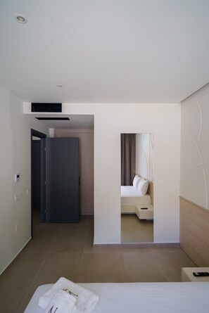 Noema Signature Suites | 1 bedroom, Frette Italian sheets, premium bedding, minibar - Noema Hotel (Igoumenitsa)