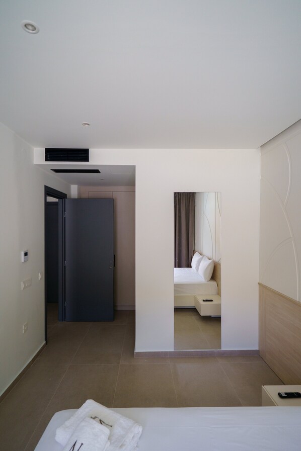 Noema Signature Suites | 1 bedroom, Frette Italian sheets, premium bedding, minibar - Noema Hotel (Igoumenitsa)