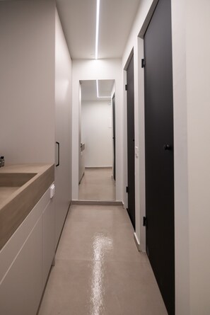 Shower, rainfall showerhead, designer toiletries, hair dryer - Noema Hotel (Igoumenitsa)