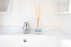 Dusch, gratis toalettartiklar, handdukar och tvål