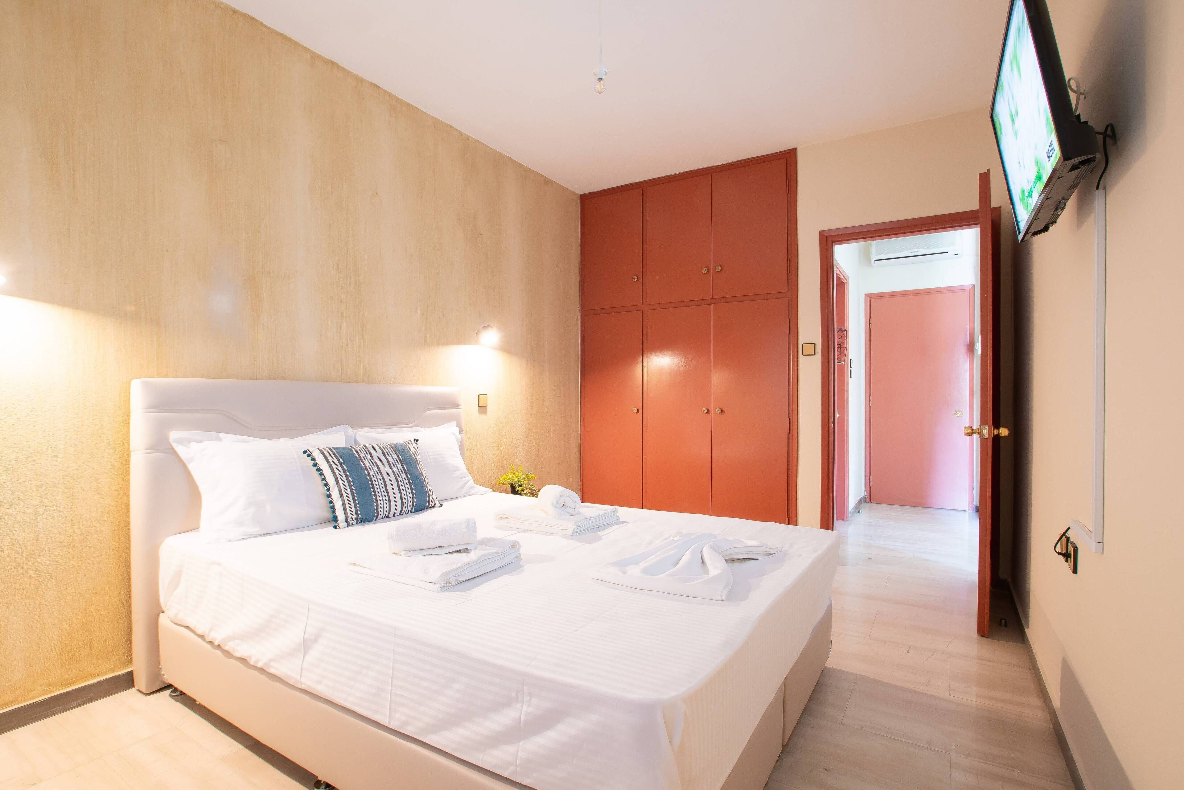 1 bedroom, hypo-allergenic bedding, laptop workspace