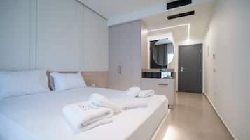 Deluxe double room-pool view | 1 bedroom, Frette Italian sheets, premium bedding, minibar