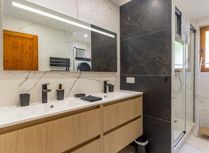 Dusche, Haartrockner, Handtücher