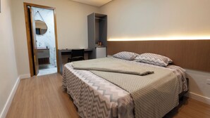 Una camera da letto con un letto, un comodino e un armadio.