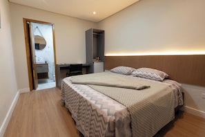 Habitación básica doble, baño privado | Escritorio, espacio para trabajar con un portátil, wifi gratis