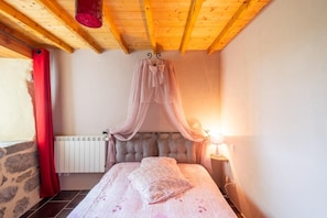 6 bedrooms, travel crib
