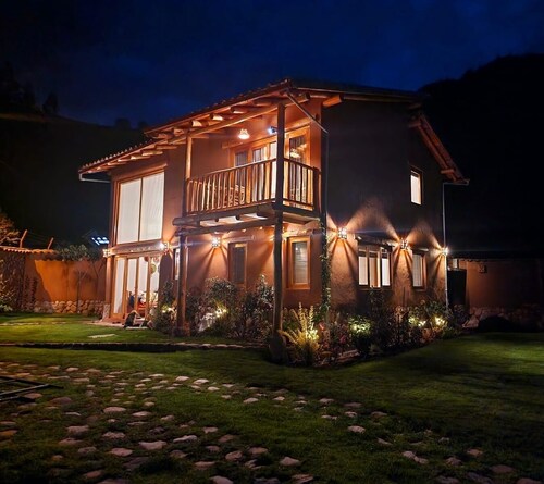QUIET BUNGALOW WITH CREEK AND MOUNTAIN VIEW