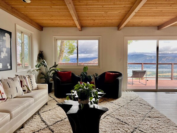 Smart-TV, Bücher, Stereoanlage