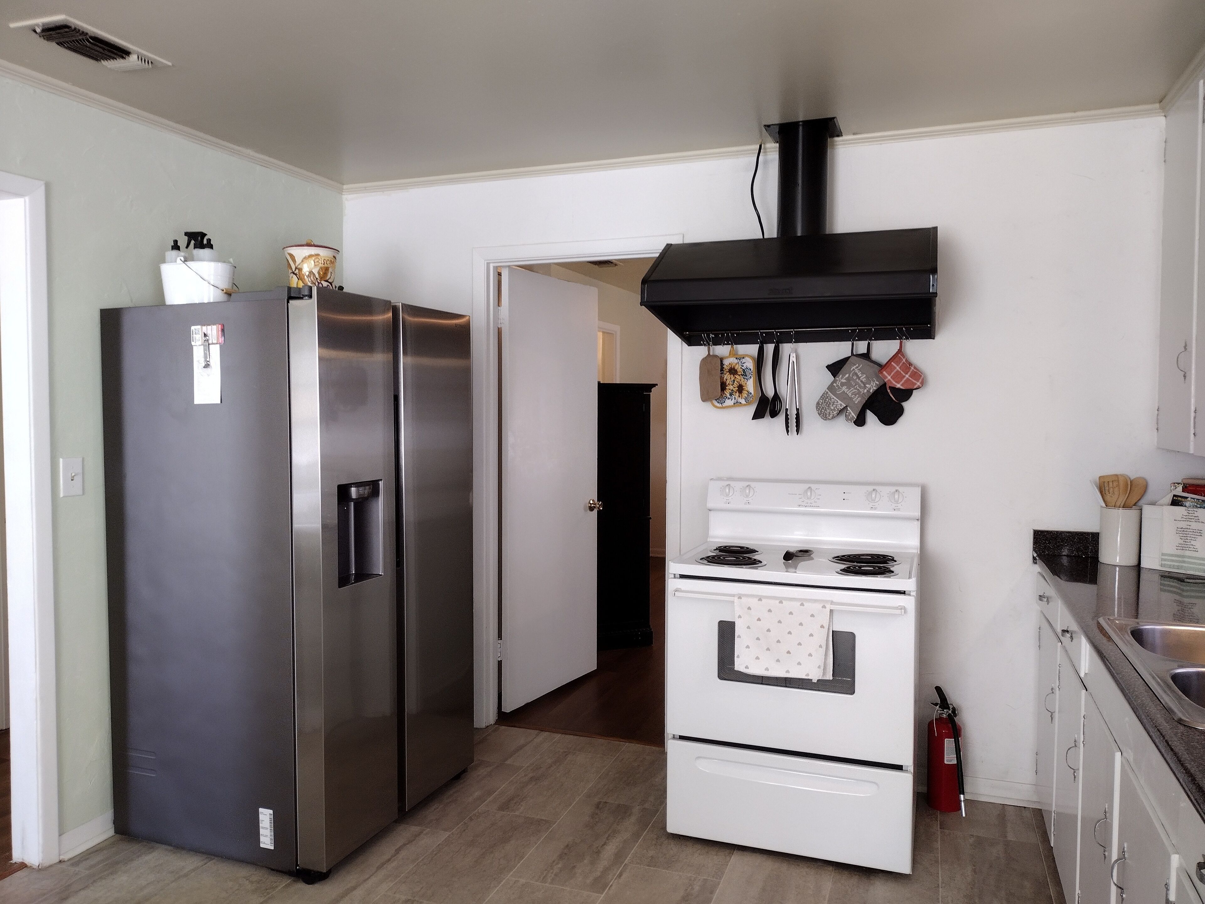 Microondas, horno, placa de cocina y lavavajillas