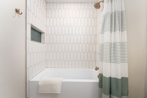 Douche, séchoir à cheveux, serviettes fournies, savon