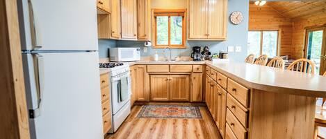 冷蔵庫、電子レンジ、オーブン、コンロ