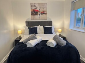 2 bedrooms, iron/ironing board, travel crib, free WiFi - Clean and Stylish 2BR Apt near Etihad & Co-op live arena in Manchester. (Manchester)