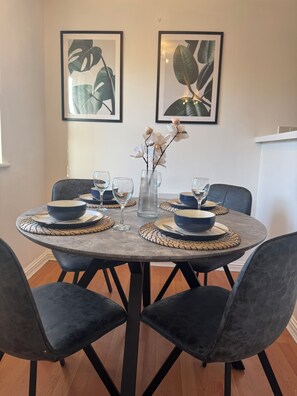 Dining - Clean and Stylish 2BR Apt near Etihad & Co-op live arena in Manchester. (Manchester)