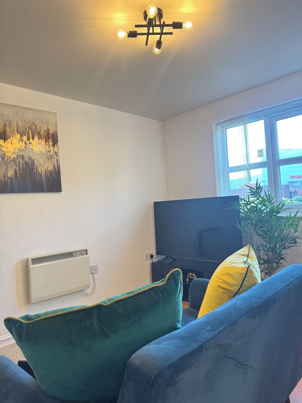 Smart TV - Clean and Stylish 2BR Apt near Etihad & Co-op live arena in Manchester. (Manchester)