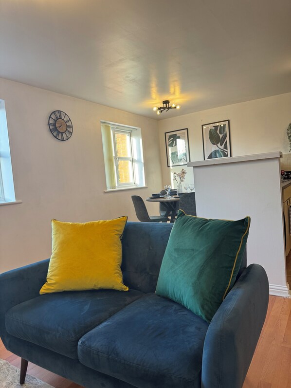 Smart TV - Clean and Stylish 2BR Apt near Etihad & Co-op live arena in Manchester. (Manchester)