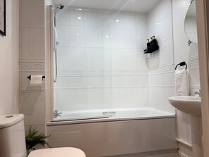 Hair dryer, towels, soap, shampoo - Clean and Stylish 2BR Apt near Etihad & Co-op live arena in Manchester. (Manchester)