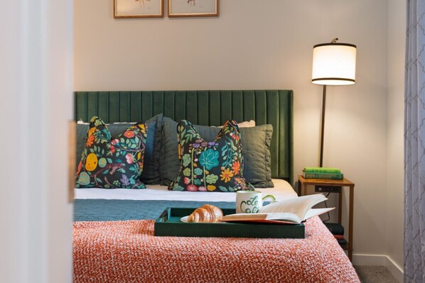 1 quarto, escrivaninha, ferros/tábuas de passar roupa, berço de viagem