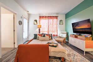 1 chambre, bureau, fer et planche à repasser, lit parapluie