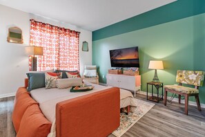 1 quarto, escrivaninha, ferros/tábuas de passar roupa, berço de viagem