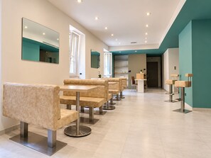 A modern waiting area with seating and a reception desk. - Le note di Fred (Campobasso)