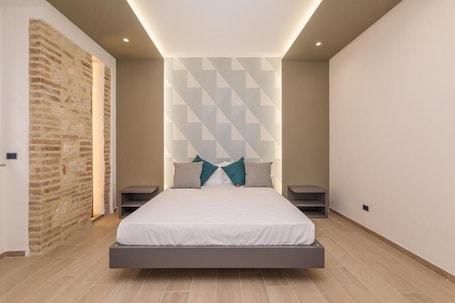 Deluxe Townhome | Desk, laptop workspace, free WiFi