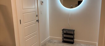 Peace Haven. Cozy, lovely home away from home (Basement).