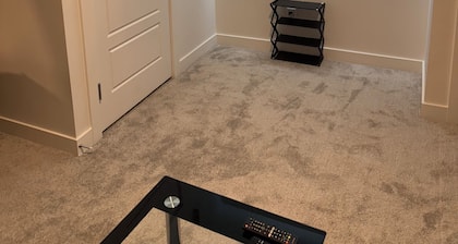 Peace Haven. Cozy, lovely home away from home (Basement).