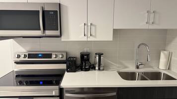 ثلاجة، ميكروويف، فرن، موقد طهي مسطح