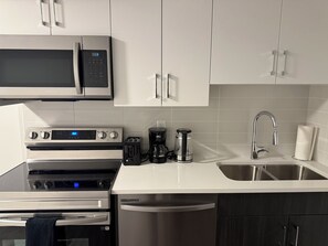 Een koelkast, een microgolfoven, een oven, een kookplaat