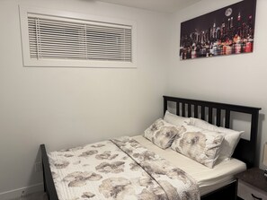 1 slaapkamer, een strijkplank/strijkijzer, gratis wifi, beddengoed