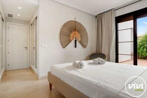 Room - La Vida Dorada | Garden - pool - terrace (Benahavís)