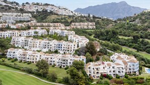 Un quartier résidentiel comprenant plusieurs immeubles d’appartements, des espaces verts et un terrain de golf.